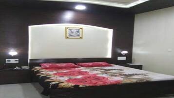 2 bedrooms, iron/ironing board, WiFi