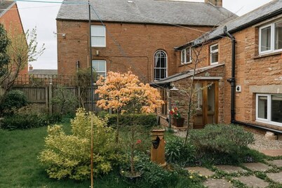 Elm House Cottage: Charming Country Cottage with Log Burner