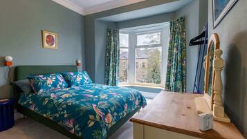 2 soverom, skrivebord, reiseseng for barn og wi-fi