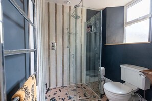 Douche, séchoir à cheveux, serviettes fournies