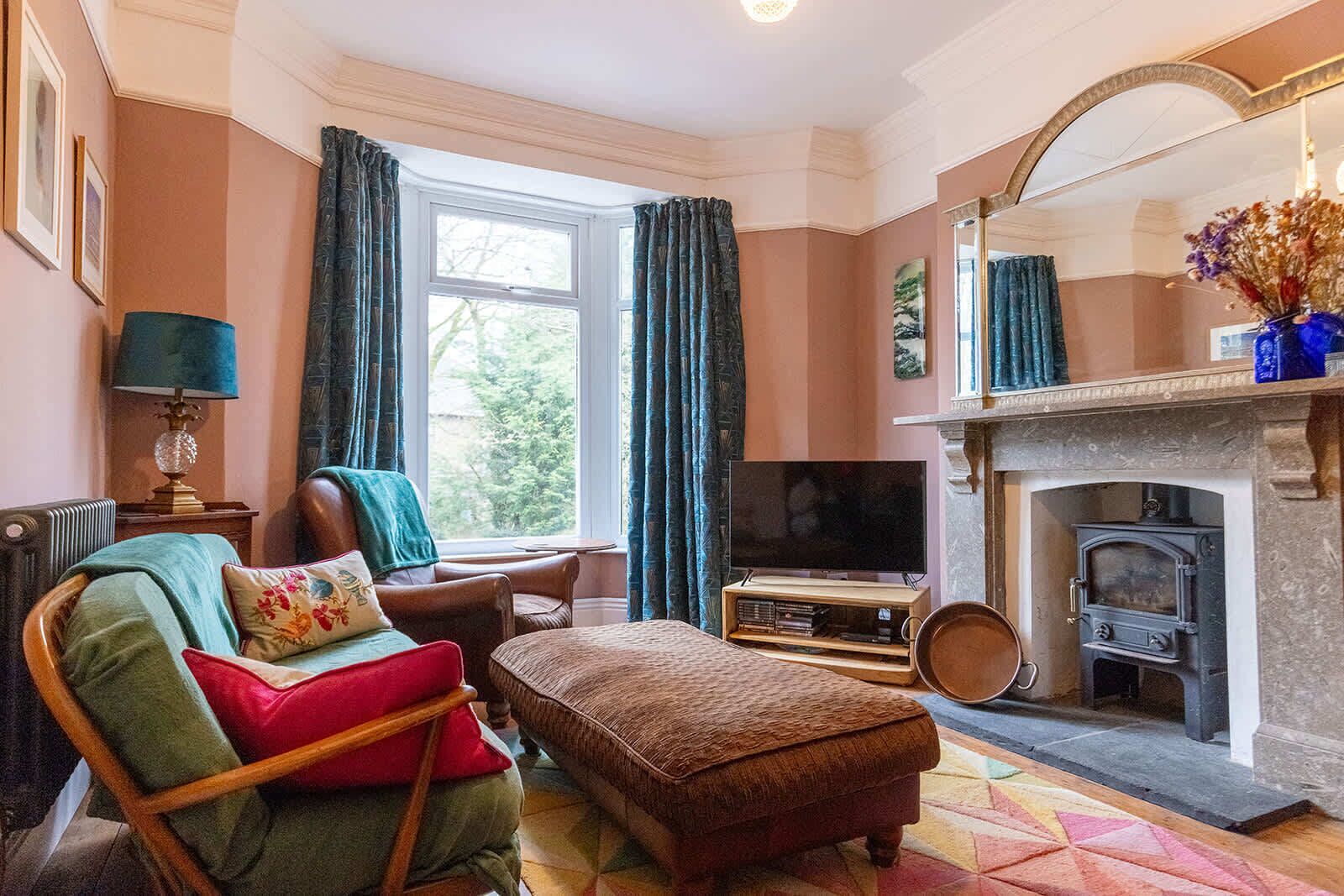 TV, books, stereo, offices