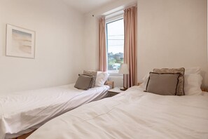 2 chambres, fer et planche à repasser, Wi-Fi, draps fournis