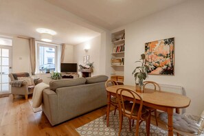 Télévision, cheminée, espaces bureaux