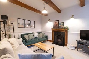 Fernseher, Kamin, Bücher, Arbeitsbereiche