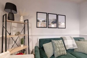 Fernseher, Kamin, Bücher, Arbeitsbereiche