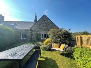 Outdoor dining - Cosy Shilbottle Cottage: Log Fire, Garden & Parking (Shilbottle)