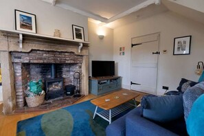 TV, fireplace - Cosy Shilbottle Cottage: Log Fire, Garden & Parking (Shilbottle)