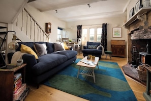 TV, fireplace - Cosy Shilbottle Cottage: Log Fire, Garden & Parking (Shilbottle)