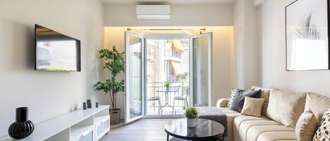Apartament, 1 llit doble, cuina, vistes a la ciutat | Sala d'estar | Televisor intel·ligent de 42 polzades amb canals digitals