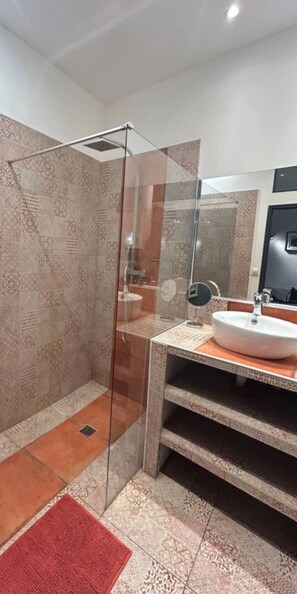 Ducha, secador de pelo, toallas, jabón