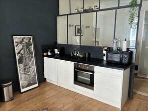Een microgolfoven, een oven, een kookplaat