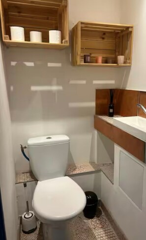 Een douche, een haardroger, handdoeken, zeep