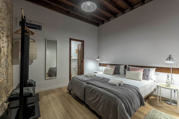 1 quarto, ferros/tábuas de passar roupa, berço de viagem