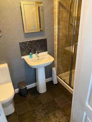 Basic Double Room | Bathroom | Towels, soap, shampoo, toilet paper