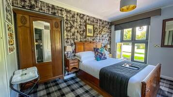 Iron/ironing board, free WiFi, bed sheets