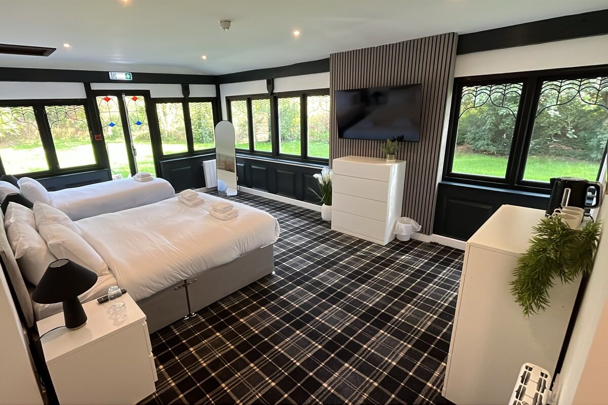 Family Room | Iron/ironing board, WiFi (free), bed sheets