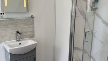 Superior Double Room | Bathroom | Towels, soap, shampoo, toilet paper