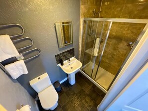Handtücher, Seife, Shampoo, Toilettenpapier
