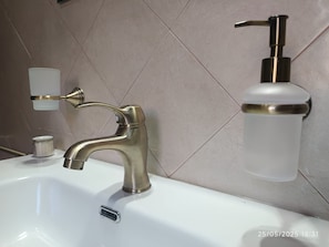 Douche, sèche-cheveux, bidet, serviettes fournies