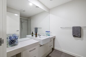 Hair dryer, towels - Point Grey  -  Lorne (Lorne)
