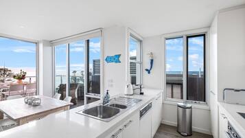 Réfrigérateur, micro-ondes, four, cafetiÚre/bouilloire