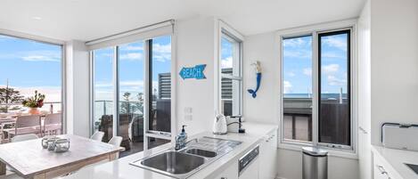 Kylskåp, mikrovågsugn, ugn och kaffe- och tebryggare