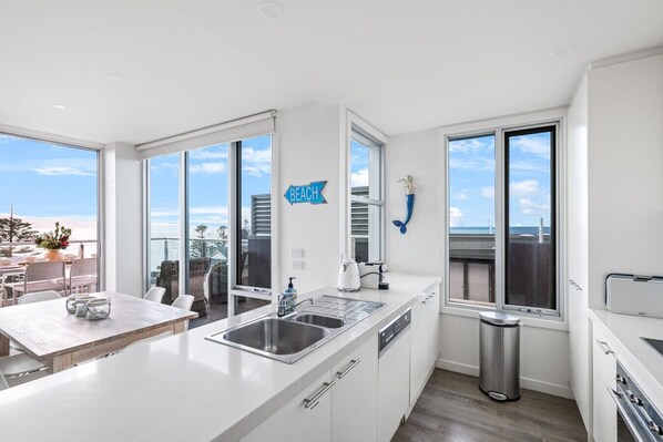 Kühlschrank, Mikrowelle, Ofen, Wasserkocher mit Kaffee-/Teezubehör