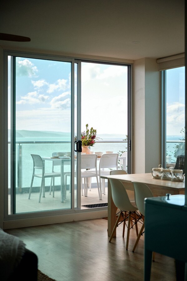 Dining - Point Grey  -  Lorne (Lorne)