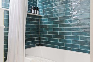 Dusche, Haartrockner, Handtücher, Shampoo