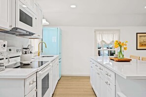 Kjøleskap, mikrobølgeovn, ovn og kokeplater