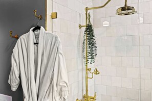 Dusche, Haartrockner, Handtücher, Shampoo
