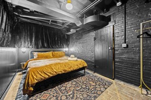 7 bedrooms, iron/ironing board, WiFi, bed sheets - 7BR Gatsby Mansion | Stay in style for DERBY! (Louisville)