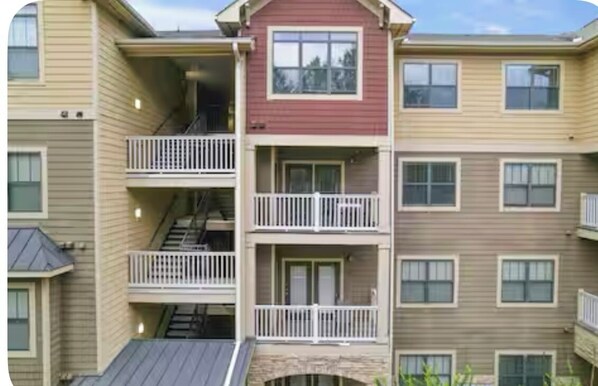 Exterior - Chic 1-bedroom apartment with WiFi, AC in vibrant Charlotte (Charlotte)