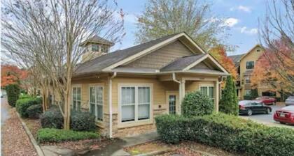 Chic 1-bedroom apartment with WiFi, AC in vibrant Charlotte