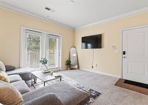 Smart TV, fireplace - Chic 1-bedroom apartment with WiFi, AC in vibrant Charlotte (Charlotte)