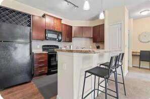 Microwave, oven, stovetop, dishwasher - Chic 1-bedroom apartment with WiFi, AC in vibrant Charlotte (Charlotte)