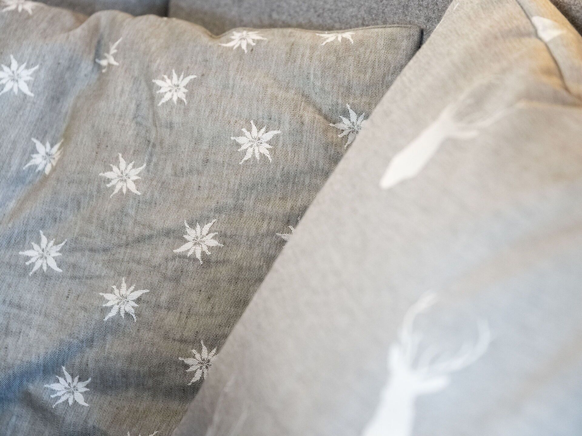 Primer plano de un tejido con un diseño de estrellas blancas y hojas.