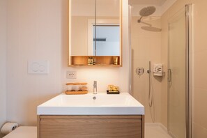 Dusche, kostenlose Toilettenartikel, Haartrockner, Hausschuhe