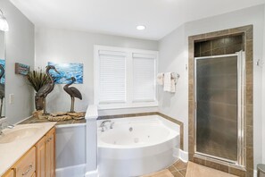 Shower, jetted tub, towels - Timbers F-2 -Mtn Condo, Gated Resort, Indoor/Outdoor Pools & Hot Tub, Two Levels (Boone)