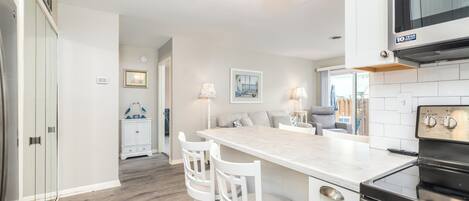 Kühlschrank, Mikrowelle, Herdplatte, Geschirrspüler