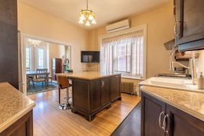 Apartamento família, vista para a cidade | Cozinha privada