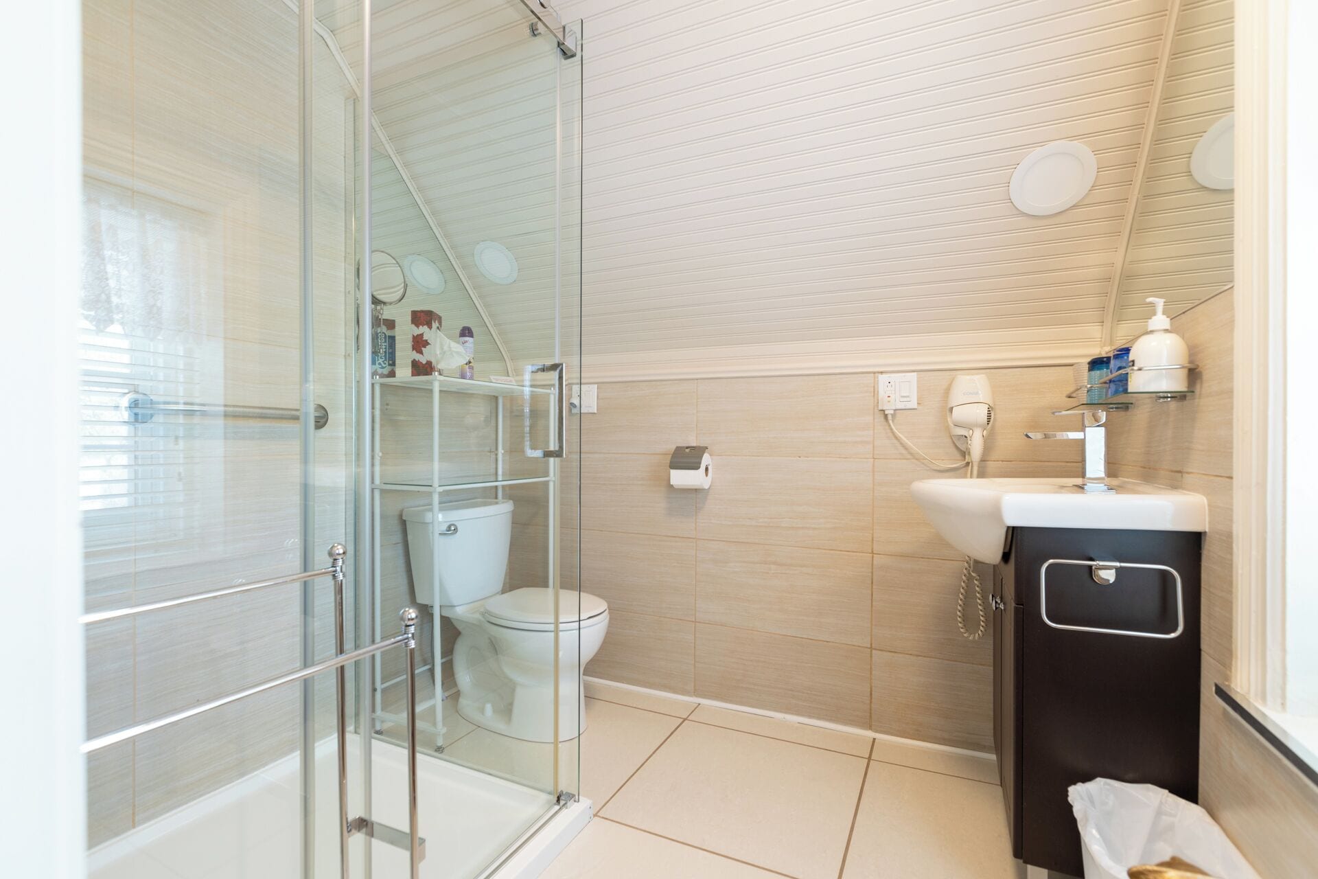 Shower, sabun, sampo, dan tisu toilet