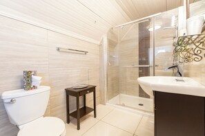 Shower, soap, shampoo, toilet paper - Les 4 saisons (Québec)