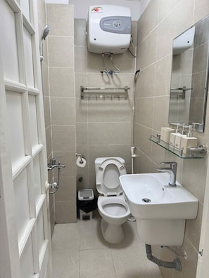 SĂšche-cheveux, serviettes fournies, savon, papier toilette