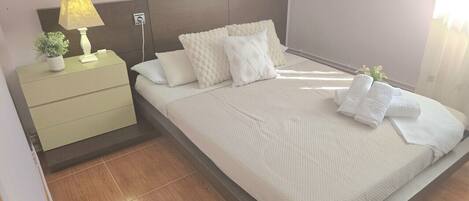 3 bedrooms, iron/ironing board, WiFi, bed sheets