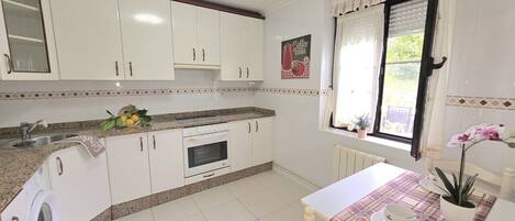 Fridge, microwave, oven, coffee/tea maker