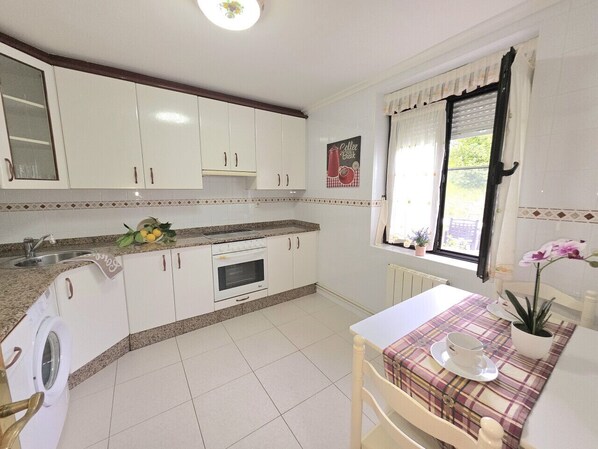 Fridge, microwave, oven, coffee/tea maker