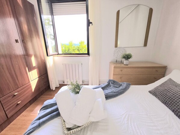 3 bedrooms, iron/ironing board, WiFi, bed sheets