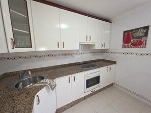 Een koelkast, een microgolfoven, een oven