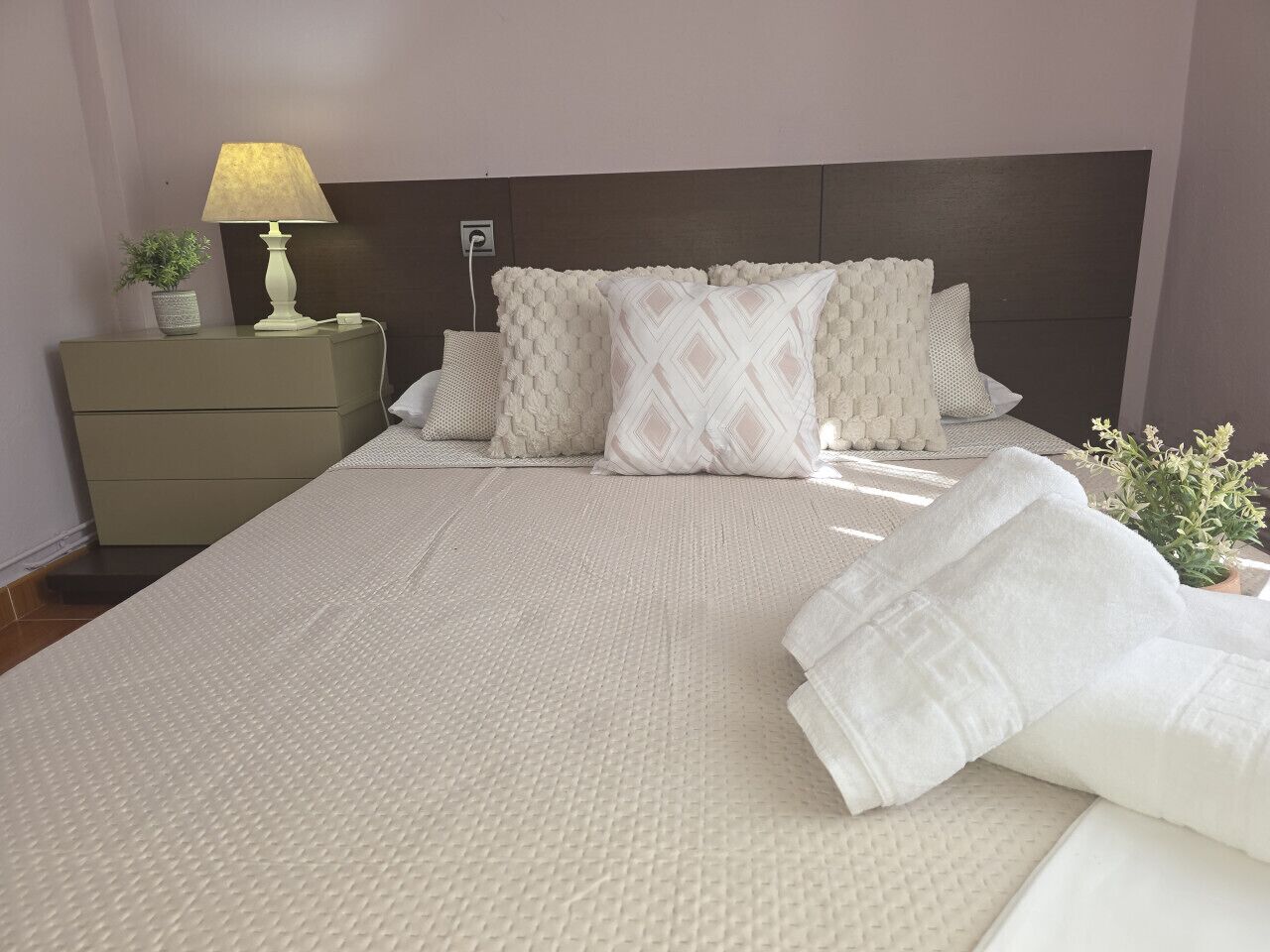 3 habitaciones, tabla de planchar con plancha, wifi y ropa de cama 